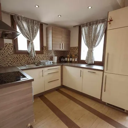 λειτουργικό σπίτι σε κεντρική τοποθεσία Apartmán *